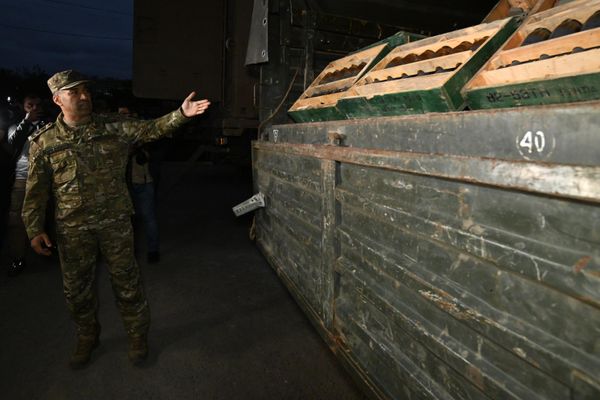 Генерал-майор Маис Бархударов информирует военных атташе зарубежных стран об изъятых вооружениях. - Sputnik Азербайджан