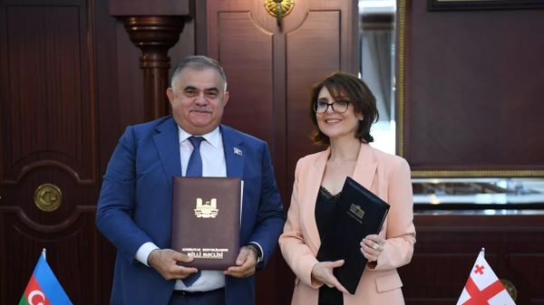 Руководитель парламентской группы дружбы Азербайджан- Грузия Арзу Нагиев и председатель комитета по культуре Элисо Болквадзе - Sputnik Азербайджан