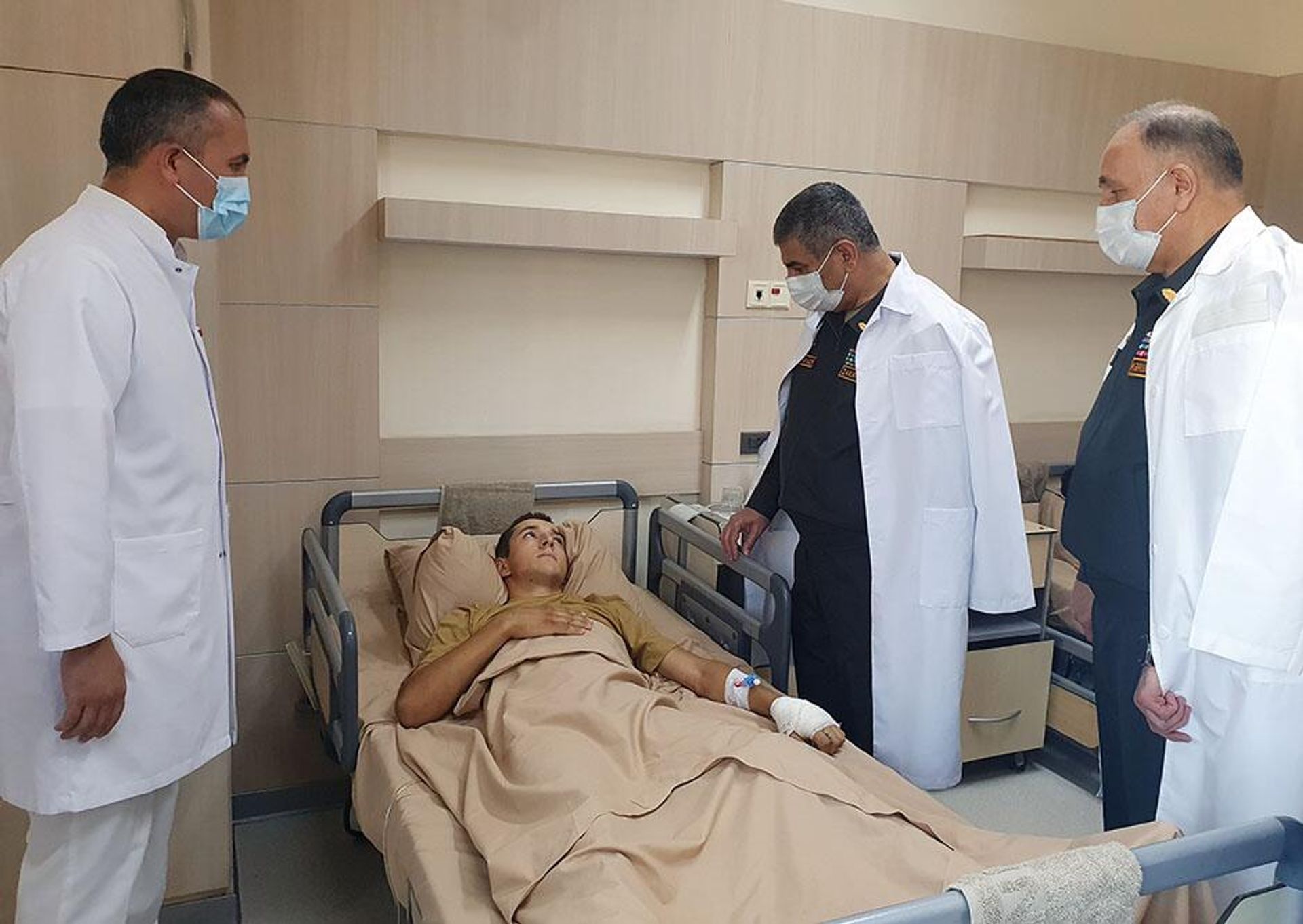 Müdafiə Nazirliyinin rəhbər heyəti hərbi hospitalı ziyarət edib - Sputnik Азербайджан, 1920, 24.09.2023