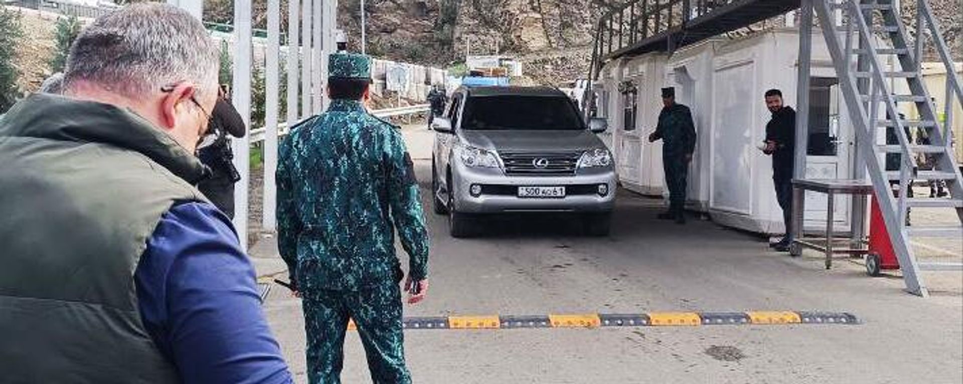 Азербайджанский контрольно-пропускной пункт установленный на въезде в Лачинский коридор - Sputnik Азербайджан, 1920, 26.09.2023