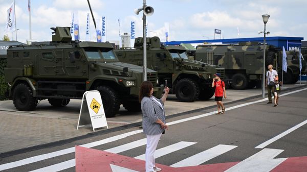 Посетители на выставке в рамках Международного военно-технического форума, фото из архива - Sputnik Азербайджан