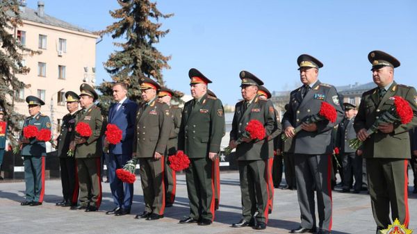 Министры обороны стран СНГ возложили цветы к вечному огню мемориального комплекса Три штыка в Туле - Sputnik Азербайджан