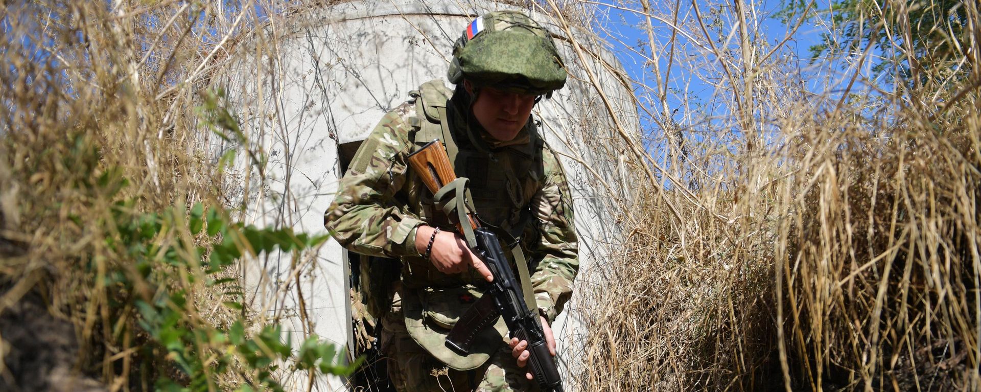 Военнослужащий 1430-го мотострелкового полка 42-й мотострелковой дивизии на боевой позиции Запорожского направления в зоне специальной военной операции - Sputnik Азербайджан, 1920, 24.04.2024