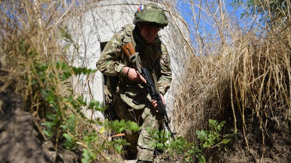 Военнослужащий 1430-го мотострелкового полка 42-й мотострелковой дивизии на боевой позиции Запорожского направления в зоне специальной военной операции - Sputnik Азербайджан