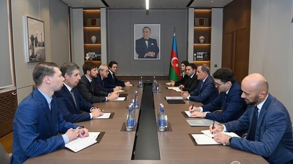 Azərbaycanın xarici işlər naziri Ceyhun Bayramov Rusiya Federasiyası Prezidentininin müşaviri, Rusiya Federasiyası Prezidentinin iqlim məsələləri üzrə xüsusi nümayəndəsi Ruslan Edelgeriyev ilə görüşüb. - Sputnik Азербайджан