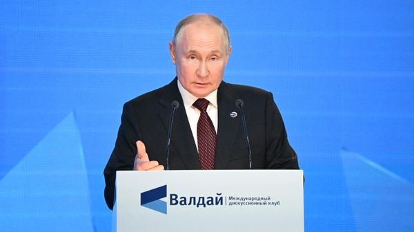 Президент РФ Владимир Путин выступает на пленарной сессии XX Ежегодного заседания Международного дискуссионного клуба Валдай  - Sputnik Азербайджан