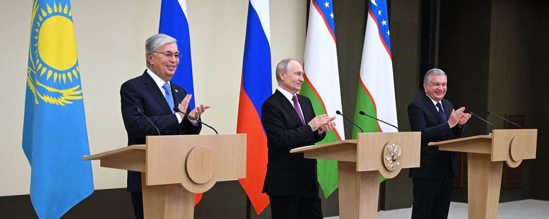 резидент РФ Владимир Путин, президент Республики Казахстан Касым-Жомарт Токаев (слева) и президент Узбекистана Шавкат Мирзиеев (справа) во время встречи - Sputnik Азербайджан, 1920, 07.10.2023