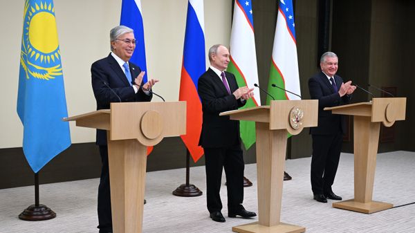 резидент РФ Владимир Путин, президент Республики Казахстан Касым-Жомарт Токаев (слева) и президент Узбекистана Шавкат Мирзиеев (справа) во время встречи - Sputnik Азербайджан