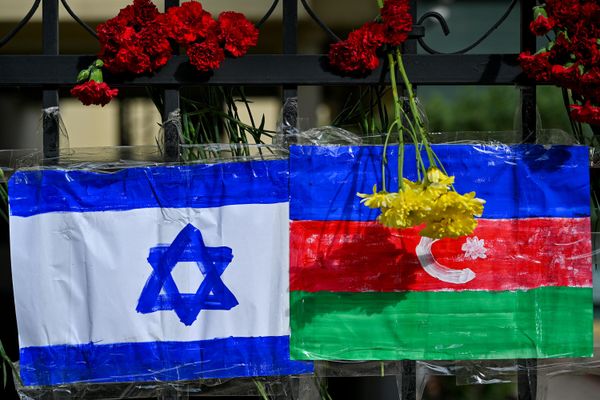 Люди несут цветы к израильскому посольству в Баку после атаки движения ХАМАС на Израиль. - Sputnik Азербайджан