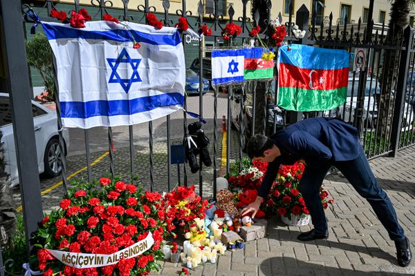 Люди несут цветы к израильскому посольству в Баку после атаки движения ХАМАС на Израиль. - Sputnik Азербайджан