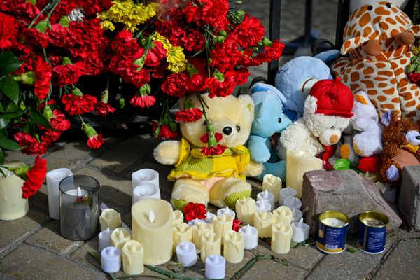 Люди несут цветы к израильскому посольству в Баку после атаки движения ХАМАС на Израиль. - Sputnik Азербайджан