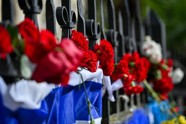 Люди несут цветы к израильскому посольству в Баку после атаки движения ХАМАС на Израиль. - Sputnik Азербайджан