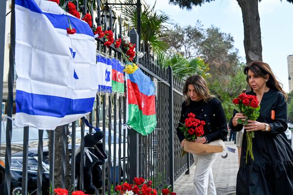 Люди несут цветы к израильскому посольству в Баку после атаки движения ХАМАС на Израиль. - Sputnik Азербайджан