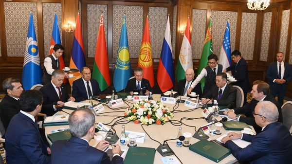 Bişkekdə MDB XİN başçılarının Şurası işinə başlayıb, Ceyhun Bayramov qırğız həmkarı ilə görüşüb - Sputnik Азербайджан