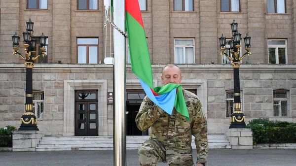 Президент Азербайджанской Республики Ильхам Алиев совершил поездку в город Ханкенди. - Sputnik Азербайджан