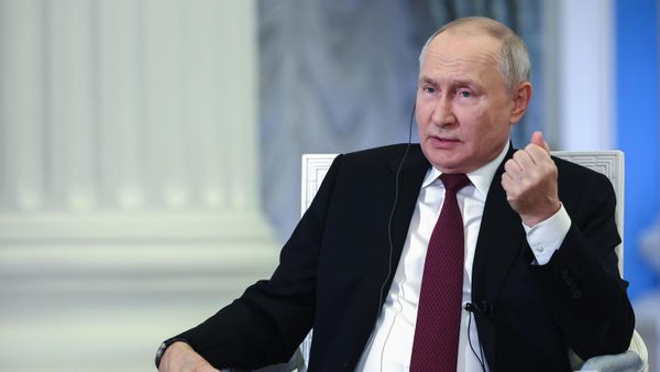 Президент РФ Владимир Путин во время интервью журналисту Медиакорпорации Китая Ван Гуаню - Sputnik Азербайджан