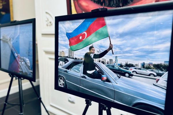 В Русском доме в Баку открылась выставка фотографа Ирады Асадовой под названием «Баку, любовь моя!» В Русском доме в Баку открылась выставка фотографа Ирады Асадовой под названием «Баку, любовь моя!» - Sputnik Азербайджан