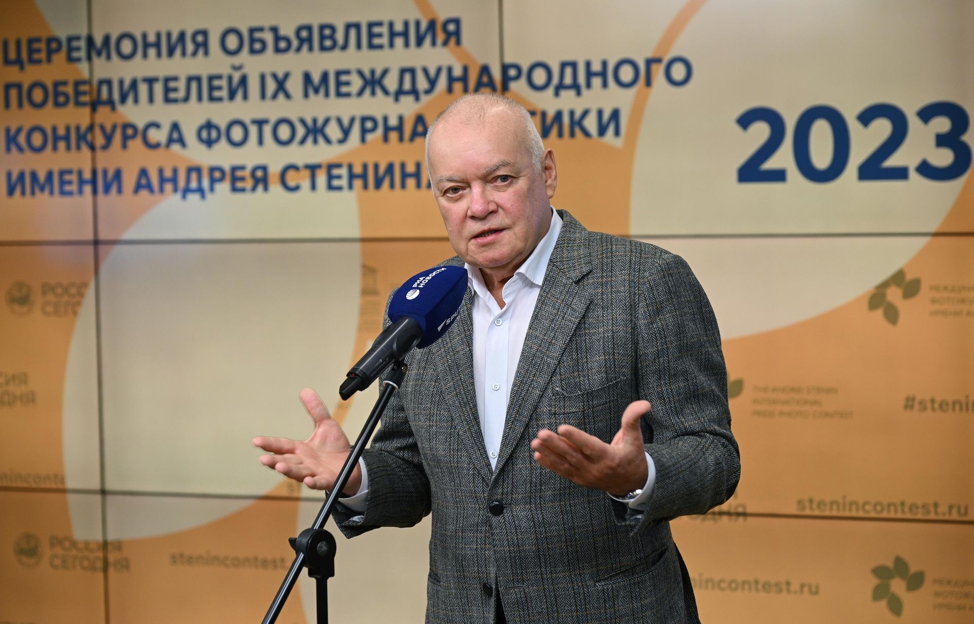 Генеральный директор медиагруппы Россия сегодня Дмитрий Киселев на церемонии объявления Гран-при и победителей конкурса фотожурналистики имени Андрея Стенина 2023 года в Международном мультимедийном пресс-центре Россия сегодня в Москве - Sputnik Азербайджан, 1920, 19.10.2023