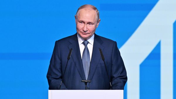 Президент РФ Владимир Путин выступает на пленарном заседании XI международного спортивного форума Россия – спортивная держава в Перми - Sputnik Азербайджан