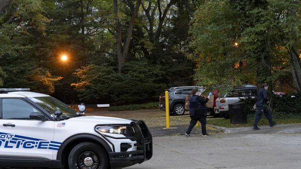 Сотрудники полиции на месте убийства Саманты Уолл - Sputnik Азербайджан