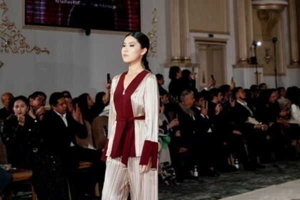 Коллекция Гюльнары Халиловой представлена на Tengrii Fashion Week в Казахстане. - Sputnik Азербайджан