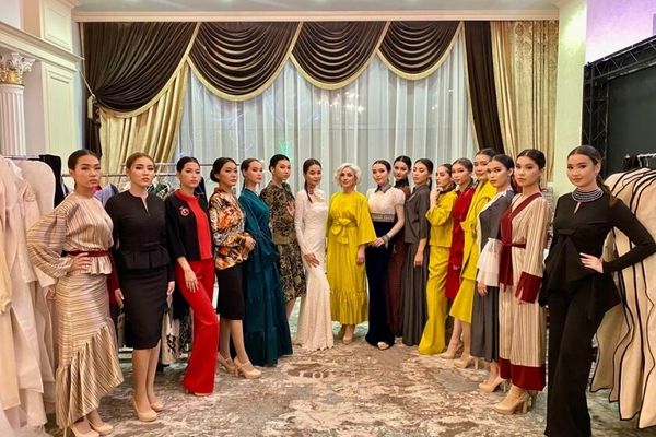 Коллекция Гюльнары Халиловой представлена на Tengrii Fashion Week в Казахстане. - Sputnik Азербайджан