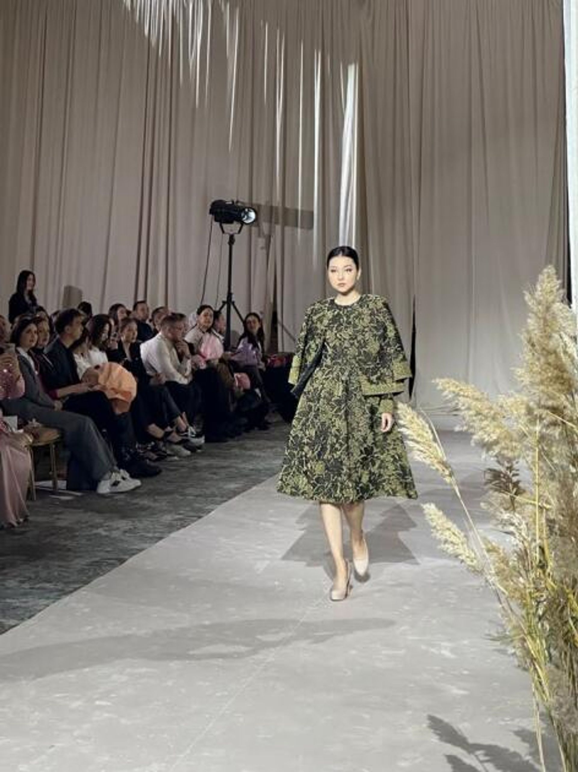 Коллекция Гюльнары Халиловой представлена на Tengrii Fashion Week в Казахстане - Sputnik Азербайджан, 1920, 24.10.2023
