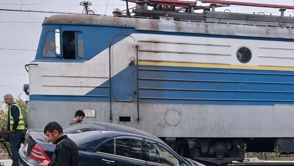 Электровоз столкнулся с автомобилем в Азербайджане - Sputnik Азербайджан
