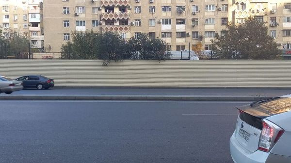 Вырубка деревьев на огороженной для строительства территории, расположенной на улице Мухаммеда Хади - Sputnik Азербайджан