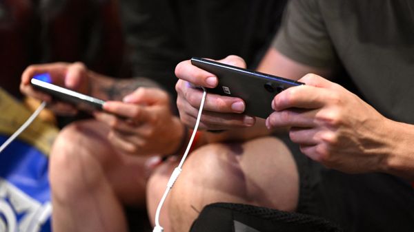 Посетители играют в игру на мобильных телефонах, фото из архива - Sputnik Азербайджан