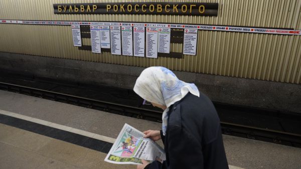 Пожилая женщина в метро, фото из архива - Sputnik Азербайджан