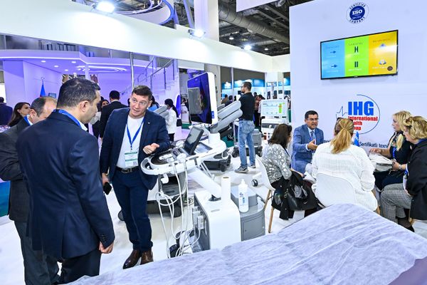 Посетители на третьей Азербайджанской Международной Выставке «Медицинские Инновации». - Sputnik Азербайджан