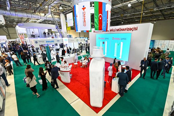 Посетители на третьей Азербайджанской Международной Выставке «Медицинские Инновации». - Sputnik Азербайджан