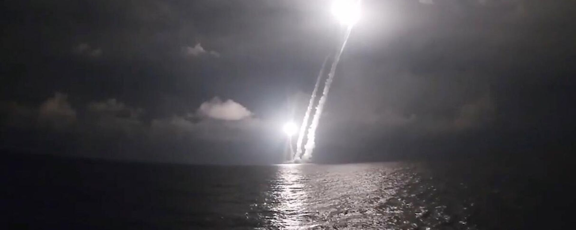 Залповый пуск четырех баллистических ракет Булава, фото из архива - Sputnik Азербайджан, 1920, 05.11.2023