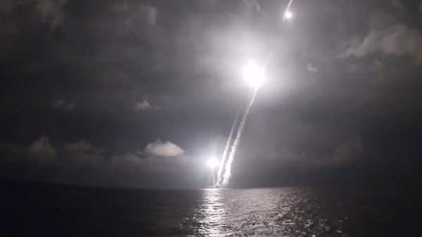 Залповый пуск четырех баллистических ракет Булава, фото из архива - Sputnik Азербайджан