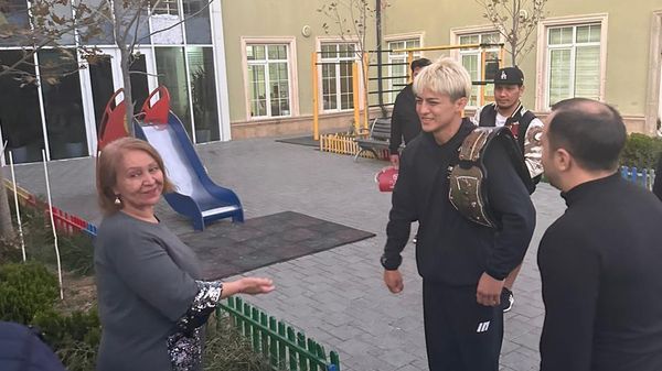 Японский боец Чихиро Сузуки посетил детский приют Умид йери (Место надежды) - Sputnik Азербайджан