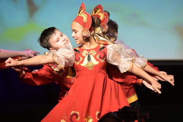 Гала-концерт финала 29 сезона фестиваля "Роза ветров - лучшее", Дом Культуры, павильон № 84  Выступление образцово-художественного ансамбля "Сувенир". - Sputnik Азербайджан