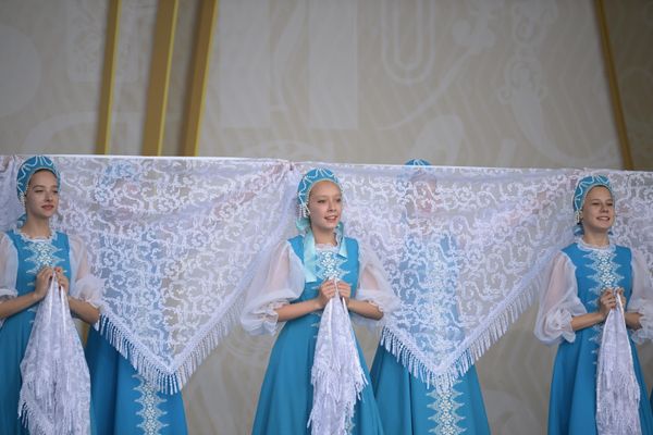 Международный конкурс детского и юношеского творчества "Роза ветров" , главная уличная сцена  Выступление народного хореографического коллектива "Вдохновение", город Абдулино. - Sputnik Азербайджан