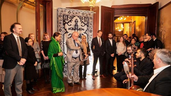 В Брюсселе, в Фонде Frison Horta открылась выставка азербайджанских ковров «Волшебные ковры-самолеты», организованная при совместной организации посольства Азербайджана в Бельгии, AZPROMO и ОАО «Азерхалча». - Sputnik Азербайджан