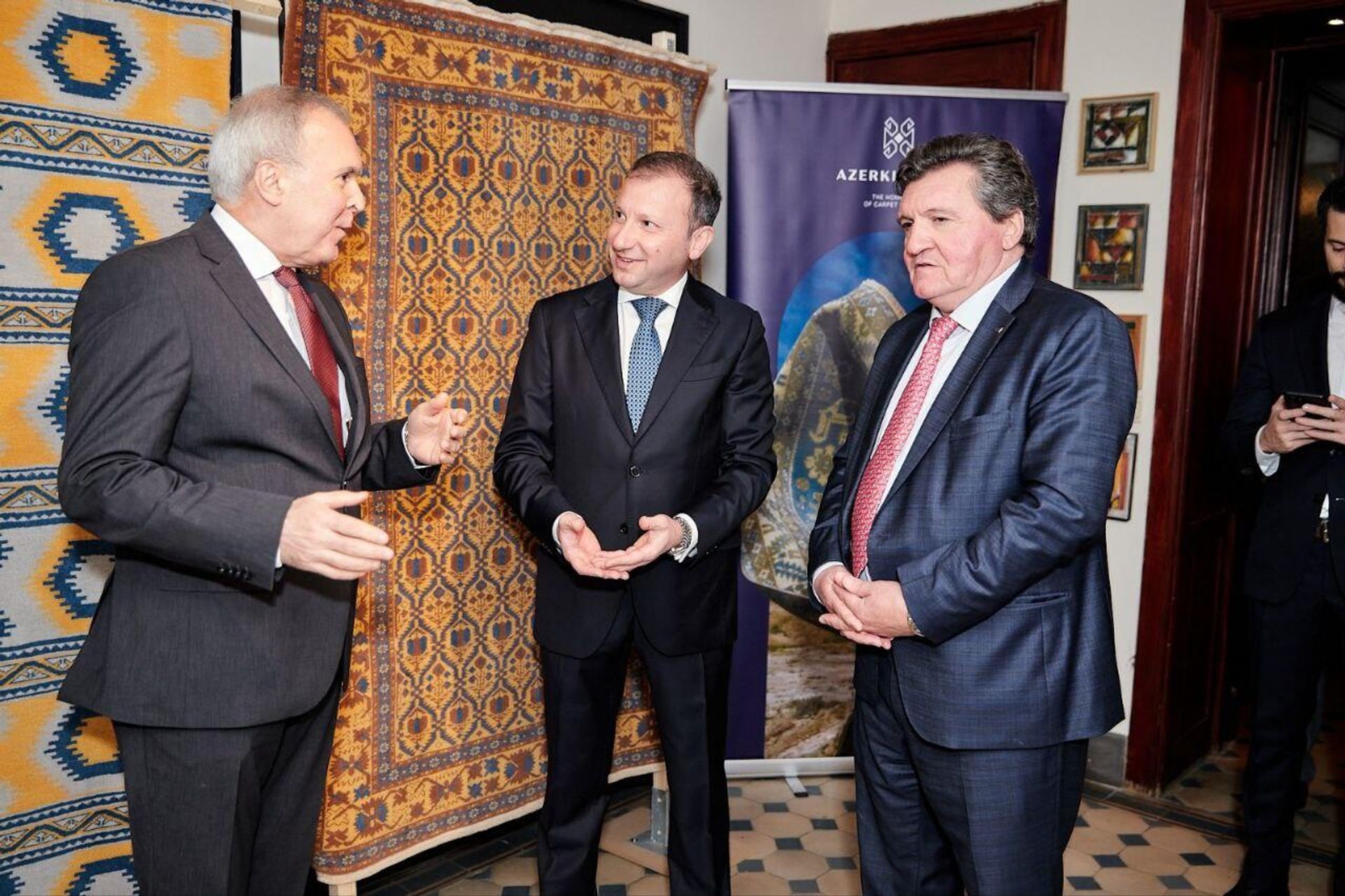 В Брюсселе, в Фонде Frison Horta открылась выставка азербайджанских ковров «Волшебные ковры-самолеты», организованная при совместной организации посольства Азербайджана в Бельгии, AZPROMO и ОАО «Азерхалча». В Брюсселе, в Фонде Frison Horta открылась выставка азербайджанских ковров «Волшебные ковры-самолеты», организованная при совместной организации посольства Азербайджана в Бельгии, AZPROMO и ОАО «Азерхалча». - Sputnik Азербайджан, 1920, 07.11.2023
