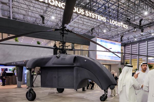 Люди стоят возле БПЛА ADASI Air Truck во время Dubai Airshow 2023 в Дубае. - Sputnik Азербайджан