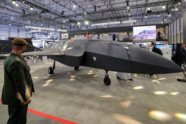 Беспилотный боевой летательный аппарат Jeniah на открытии авиасалона Dubai Airshow-2023. - Sputnik Азербайджан