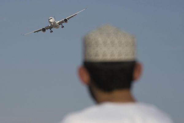 Зритель смотрит на авиашоу в Dubai World Central, Дубай. - Sputnik Азербайджан