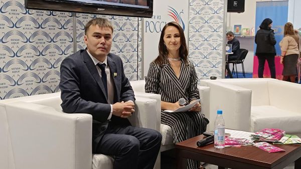 Делегация Республики Башкортостан представила на IX Бакинской международной книжной выставке презентацию Международной книжной ярмарки Китап-байрам - Sputnik Азербайджан