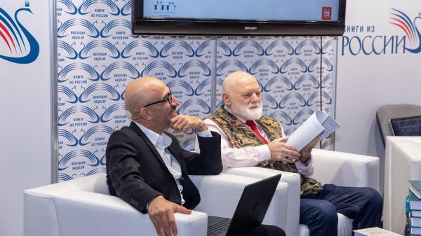 Российский писатель Виктор Слипенчук представил на IX Бакинской международной книжной выставке новую книгу «Путешествие с русским словом» - Sputnik Азербайджан