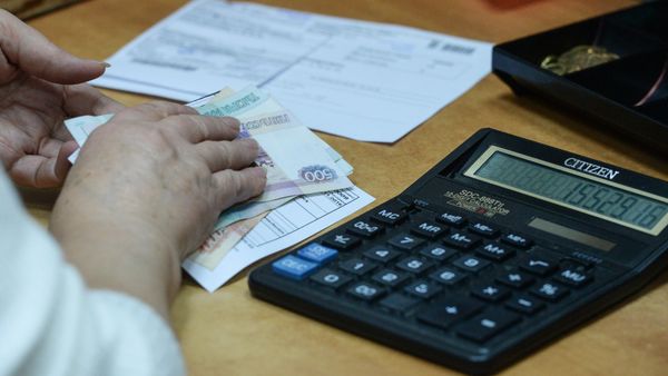 Калькулятор и рубли, фото из архива - Sputnik Азербайджан