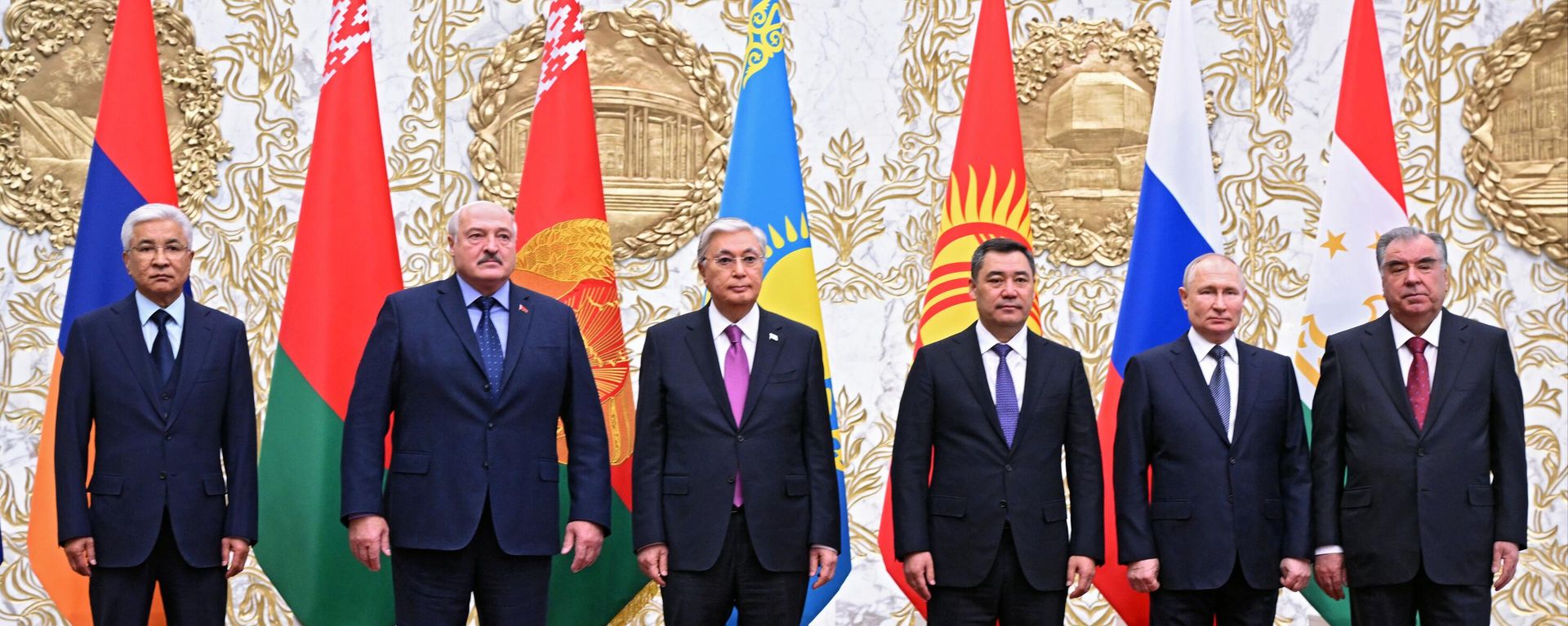 Президент РФ Владимир Путин на церемонии совместного фотографирования участников сессии Совета коллективной безопасности Организации Договора о коллективной безопасности (ОДКБ) в Минске - Sputnik Азербайджан, 1920, 23.11.2023