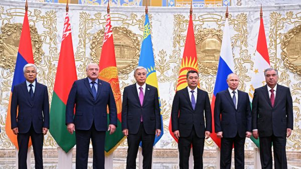 Президент РФ Владимир Путин на церемонии совместного фотографирования участников сессии Совета коллективной безопасности Организации Договора о коллективной безопасности (ОДКБ) в Минске - Sputnik Азербайджан