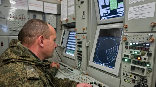 Офицер полка противовоздушной обороны вооруженных сил РФ во время боевого дежурства за пультом управления зенитно-ракетного комплекса С-400, фото из архива - Sputnik Азербайджан