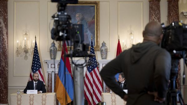 Министр иностранных дел Армении Арарат Мирзоян и госсекретарь Энтони Блинкен во время церемонии подписания документов, фото из архива - Sputnik Азербайджан